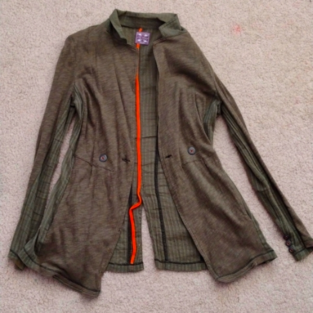 Army green sweater,never worn but no tags